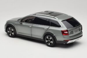 Skoda Octavia Mk4 Combi Žalias Paudi Model 1:18 ZMR000005GRU Metalas - nuotrauka 7 iš 8