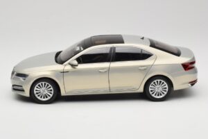 Skoda Superb Mk3 Auksinis Paudi Model 1:18 ZSS000006GOLD Metalas - nuotrauka 4 iš 8