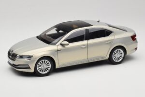 Skoda Superb Mk3 Auksinis Paudi Model 1:18 ZSS000006GOLD Metalas