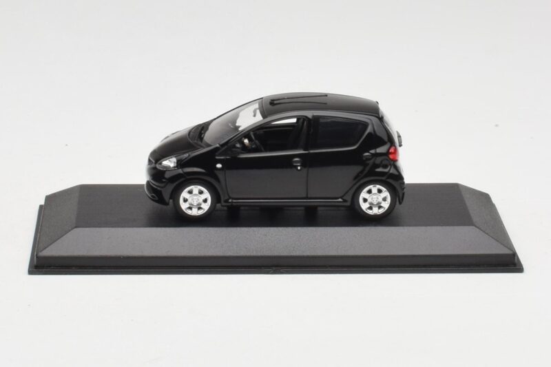 Toyota Aygo AB10 Juodas Minichamps 1:43 400166401 Metalas