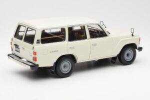 Toyota Land Cruiser J60 Baltas Kyosho 1:18 08956W Metalas - nuotrauka 3 iš 8