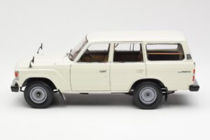 Toyota Land Cruiser J60 Baltas Kyosho 1:18 08956W Metalas - nuotrauka 4 iš 8