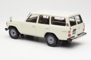 Toyota Land Cruiser J60 Baltas Kyosho 1:18 08956W Metalas - nuotrauka 7 iš 8