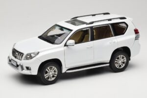 Toyota Land Cruiser Prado J150 Baltas Paudi Model 1:18 623132-WH Metalas