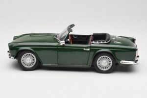 Triumph TR4 British Racing Green Revell 1:18 08827-T1 Metalas - nuotrauka 4 iš 8