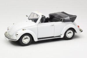 Volkswagen 1302 LS Kabrioletas Baltas Revell 1:18 8415 Metalas