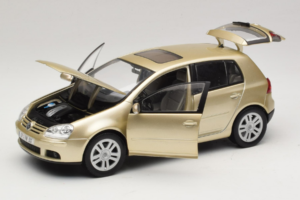 Volkswagen Golf Mk5 Light Bronze Metallic Bburago 1:18 09930201W Metalas - nuotrauka 2 iš 8