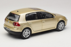 Volkswagen Golf Mk5 Light Bronze Metallic Bburago 1:18 09930201W Metalas - nuotrauka 3 iš 8