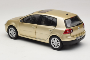 Volkswagen Golf Mk5 Light Bronze Metallic Bburago 1:18 09930201W Metalas - nuotrauka 7 iš 8