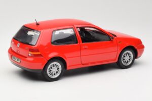 Volkswagen Golf Mk4 GTI Raudonas Revell 1:18 08943 Metalas - nuotrauka 3 iš 8