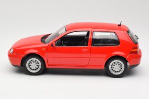 Volkswagen Golf Mk4 GTI Raudonas Revell 1:18 08943 Metalas - nuotrauka 4 iš 8