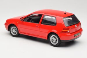 Volkswagen Golf Mk4 GTI Raudonas Revell 1:18 08943 Metalas - nuotrauka 7 iš 8