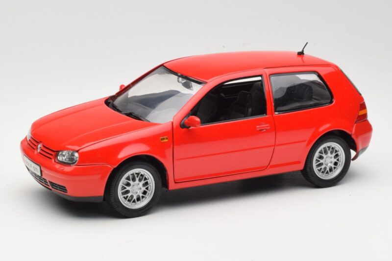 Volkswagen Golf Mk4 GTI Raudonas Revell 1:18 08943 Metalas