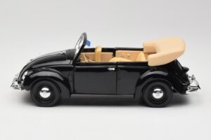 Volkswagen Vabalas Kabrioletas Juodas Maisto 1:18 37800-M6 Metalas - nuotrauka 4 iš 8
