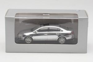 Volkswagen Passat B6 Chrome Silver 10 Years Volkswagen Magazine Minichamps 1:43 PASSAT004 Metalas - nuotrauka 4 iš 4