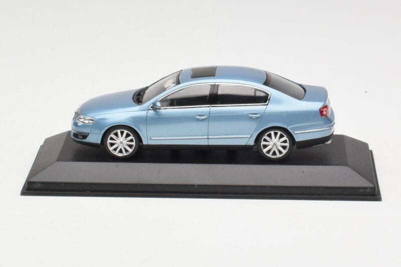 Volkswagen Passat B6 Blue Metallic Minichamps 1:43 PASSAT002 Metalas