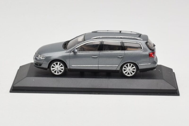 Volkswagen Passat B6 Variant Grey Metallic Minichamps 1:43 PASSAT005 Metalas