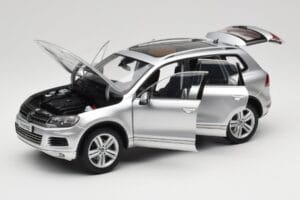 Volkswagen Touareg 7L Silver Metallic Kyosho 1:18 8821CS Metalas - nuotrauka 2 iš 8