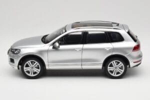 Volkswagen Touareg 7L Silver Metallic Kyosho 1:18 8821CS Metalas - nuotrauka 4 iš 8