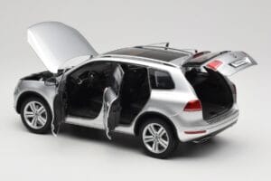 Volkswagen Touareg 7L Silver Metallic Kyosho 1:18 8821CS Metalas - nuotrauka 5 iš 8