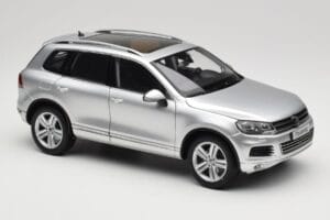 Volkswagen Touareg 7L Silver Metallic Kyosho 1:18 8821CS Metalas - nuotrauka 6 iš 8
