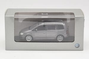Volkswagen Touran Sport Platinum Grey Minichamps 1:43 TOURAN003 Metalas - nuotrauka 4 iš 4