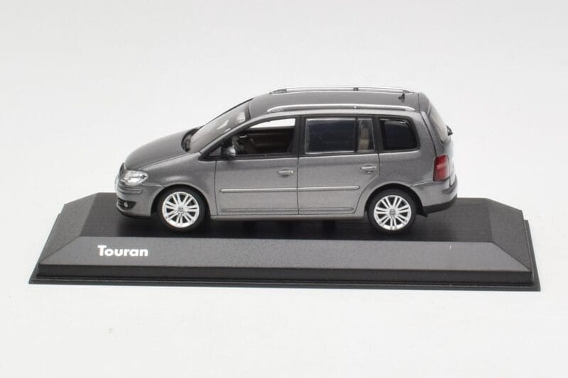 Volkswagen Touran Sport Platinum Grey Minichamps 1:43 TOURAN003 Metalas