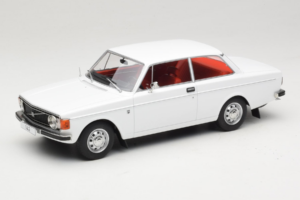 Volvo 142 Baltas MCG 1:18 MCG18445 Metalas