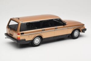 Volvo 240 GL Universalas Gold Metallic Minichamps 1:18 155171415 Metalas - nuotrauka 2 iš 6