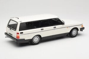 Volvo 240 GL Universalas Baltas Minichamps 1:18 155171412 Metalas - nuotrauka 2 iš 6
