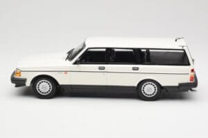 Volvo 240 GL Universalas Baltas Minichamps 1:18 155171412 Metalas - nuotrauka 3 iš 6