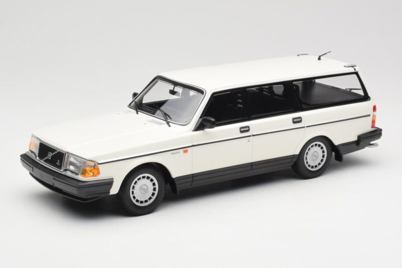 Volvo 240 GL Universalas Baltas Minichamps 1:18 155171412 Metalas