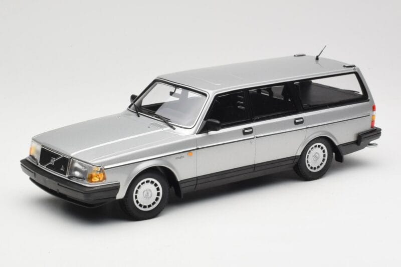 Volvo 240 GL Estate Sidabrinis Minichamps 1:18 155171416 Metalas