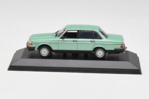 Volvo 240 GL Žalias Metalinis Minichamps 1:43 400171402 Metalas