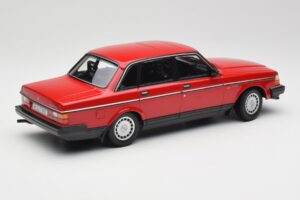 Volvo 240 GL Raudonas Minichamps 1:18 155171401 Metalas - nuotrauka 2 iš 6