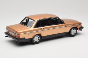 Volvo 240 GL Auksinis Minichamps 1:18 155171405 Metalas - nuotrauka 2 iš 6