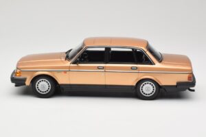 Volvo 240 GL Auksinis Minichamps 1:18 155171405 Metalas - nuotrauka 3 iš 6