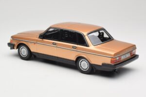 Volvo 240 GL Auksinis Minichamps 1:18 155171405 Metalas - nuotrauka 5 iš 6