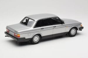 Volvo 240 GL Sidabrinis Minichamps 1:18 155171408 Metalas - nuotrauka 2 iš 6