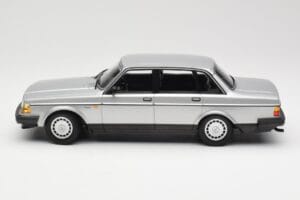 Volvo 240 GL Sidabrinis Minichamps 1:18 155171408 Metalas - nuotrauka 3 iš 6
