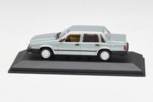 Volvo 240 GL Sidabro Metallic Minichamps 1:43 940171402 Metalas