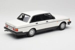 Volvo 240 GL Baltas Minichamps 1:18 155171402 Metalas - nuotrauka 2 iš 6