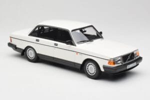 Volvo 240 GL Baltas Minichamps 1:18 155171402 Metalas - nuotrauka 4 iš 6