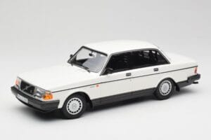 Volvo 240 GL Baltas Minichamps 1:18 155171402 Metalas