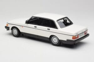 Volvo 240 GL Baltas Minichamps 1:18 155171402 Metalas - nuotrauka 5 iš 6