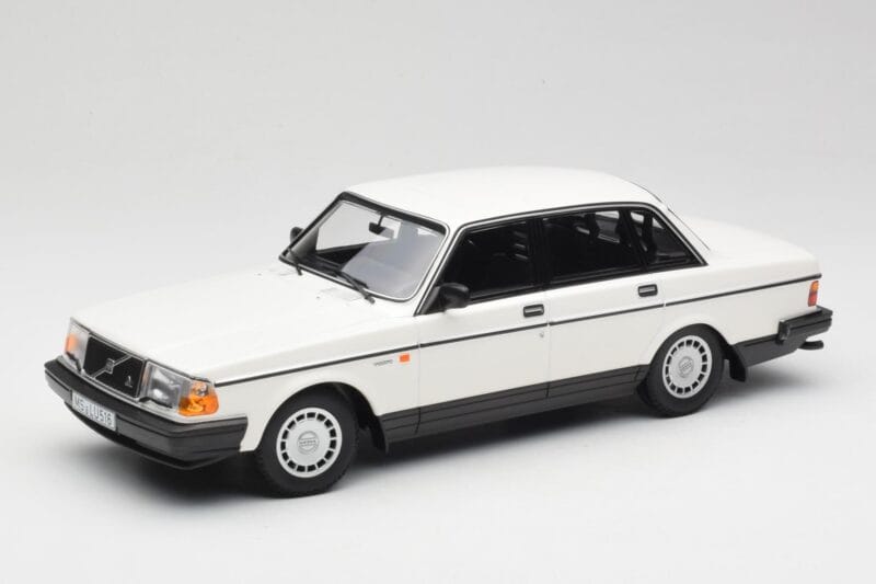 Volvo 240 GL Baltas Minichamps 1:18 155171402 Metalas