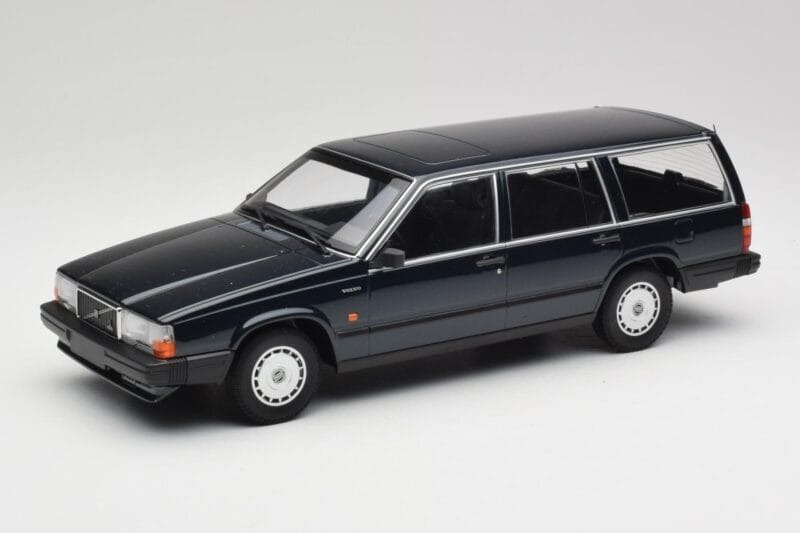 Volvo 740 GL Universalas Tamsiai Žalias Metalinis Minichamps 1:18 155171771 Metalas