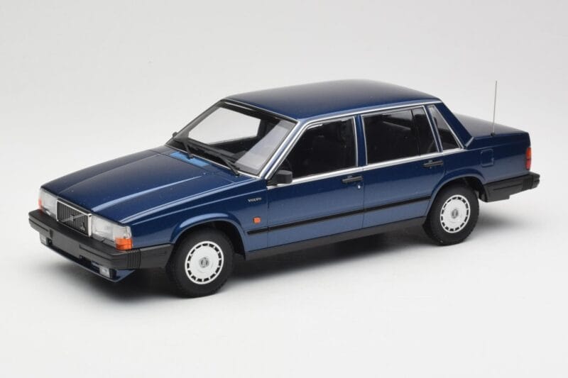 Volvo 740 GL Dark Blue Metallic Minichamps 1:18 155171701 Metalas