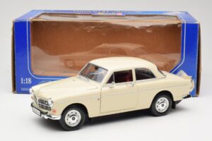 Volvo P121 Amazon Baltas Revell 1:18 08866 Metalas - nuotrauka 8 iš 8