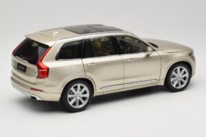 Volvo XC90 Luminous Sand Yellow Paudi Model 1:18 9430841 Metalas - nuotrauka 3 iš 8